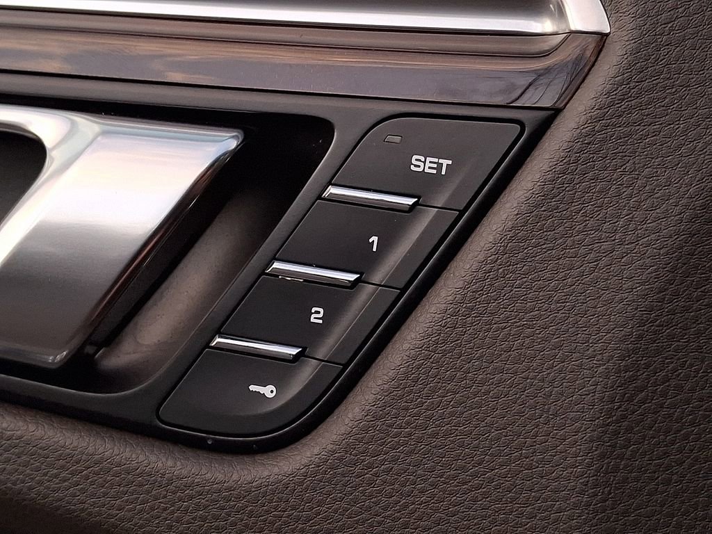 Used 2022 Porsche Macan w/ Premium Package Plus image 25