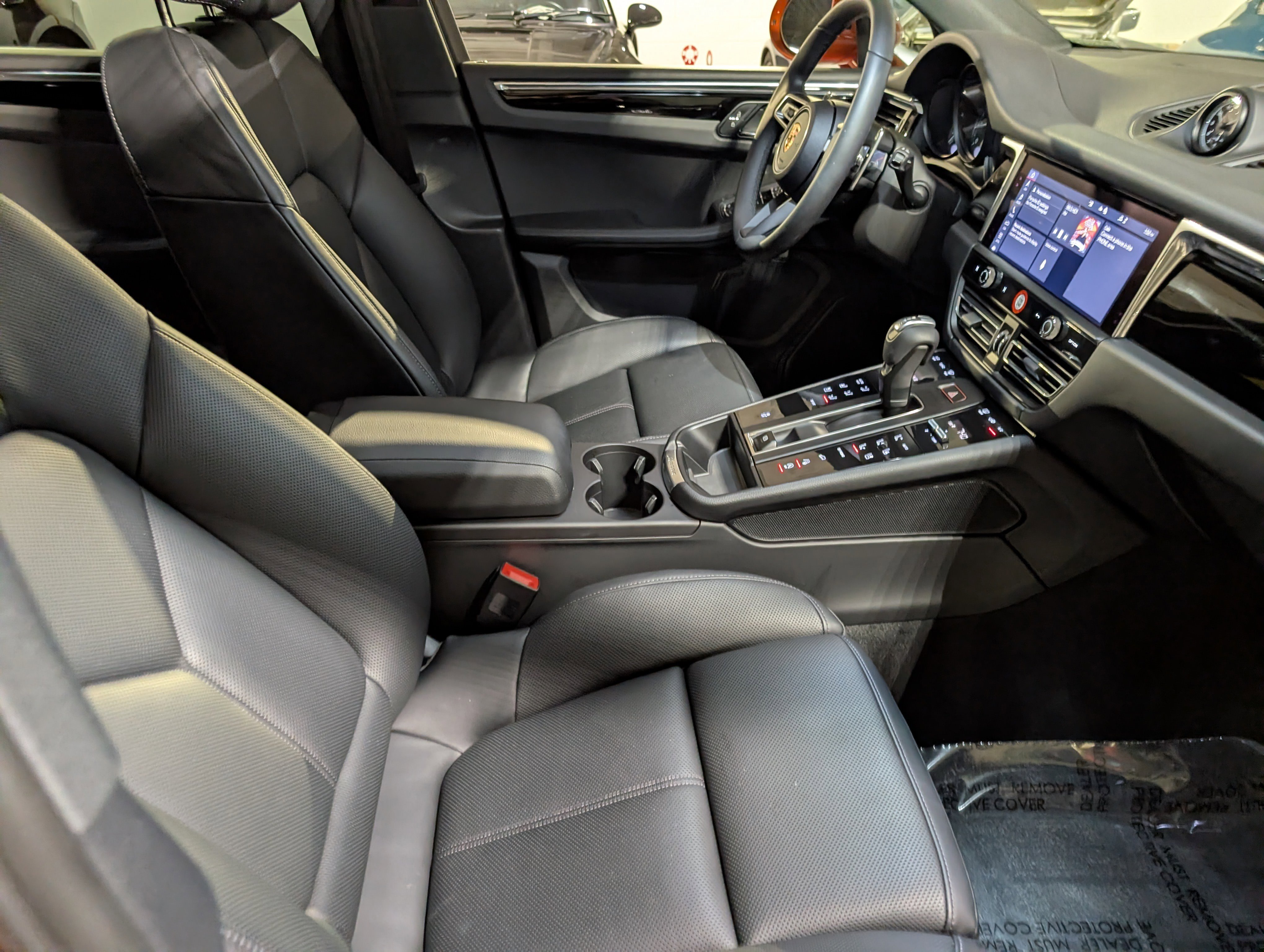 Certified 2025 Porsche Macan image 28