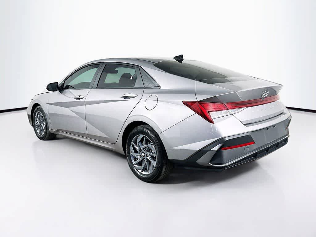 Used 2024 Hyundai Elantra Blue FWD image 4