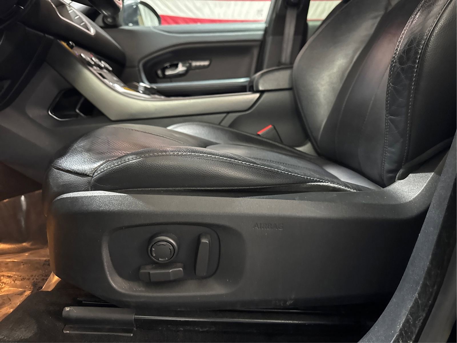 Used 2018 Land Rover Range Rover Evoque SE image 16