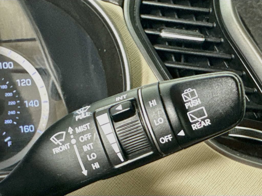 Used 2018 Hyundai Santa Fe SE AWD/4WD image 13