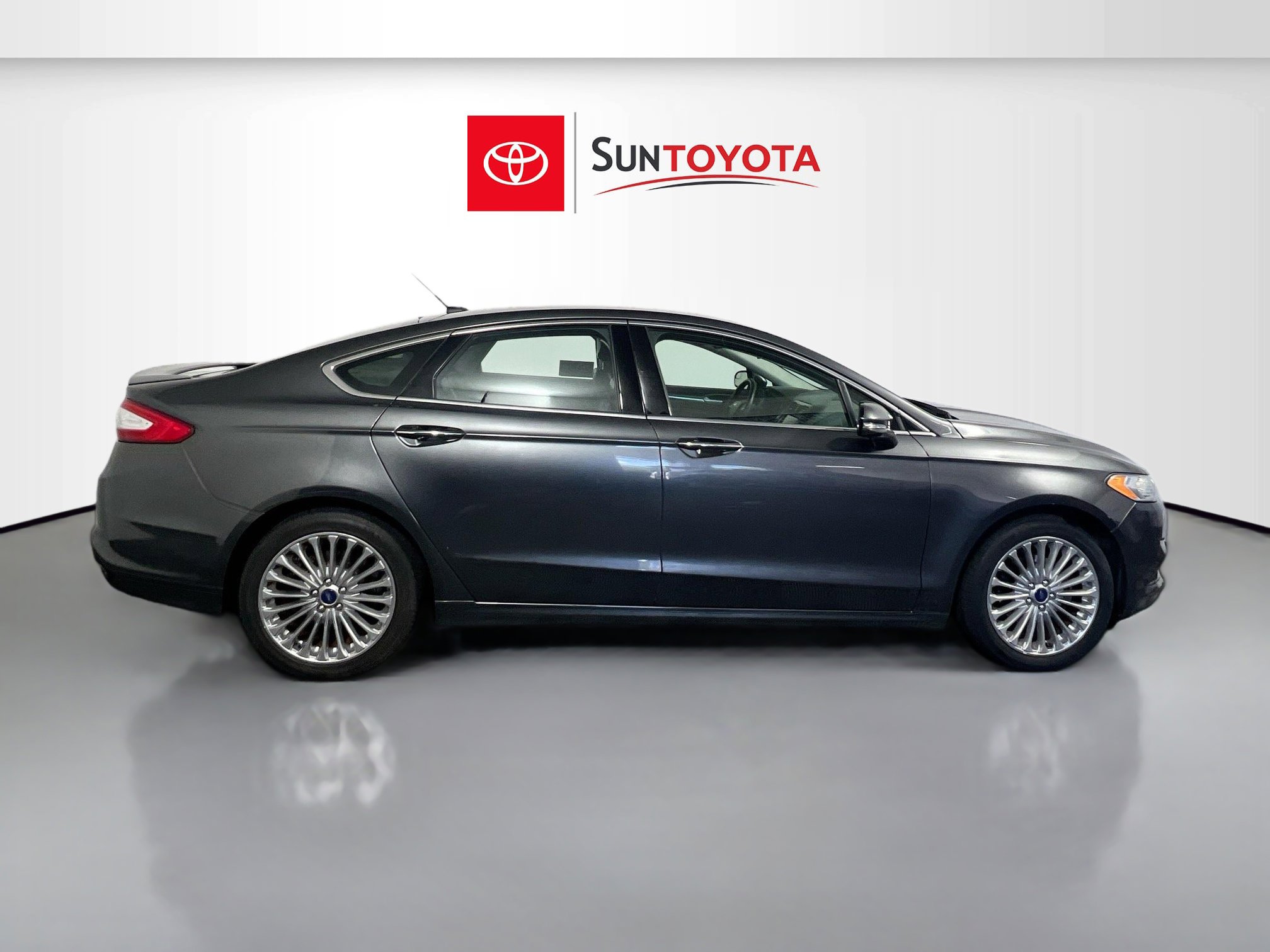 Used 2016 Ford Fusion Titanium FWD image 2