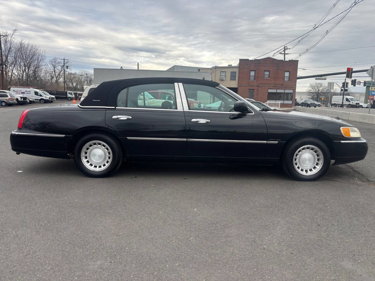 Used 2000 Lincoln Town Car Executive image 7