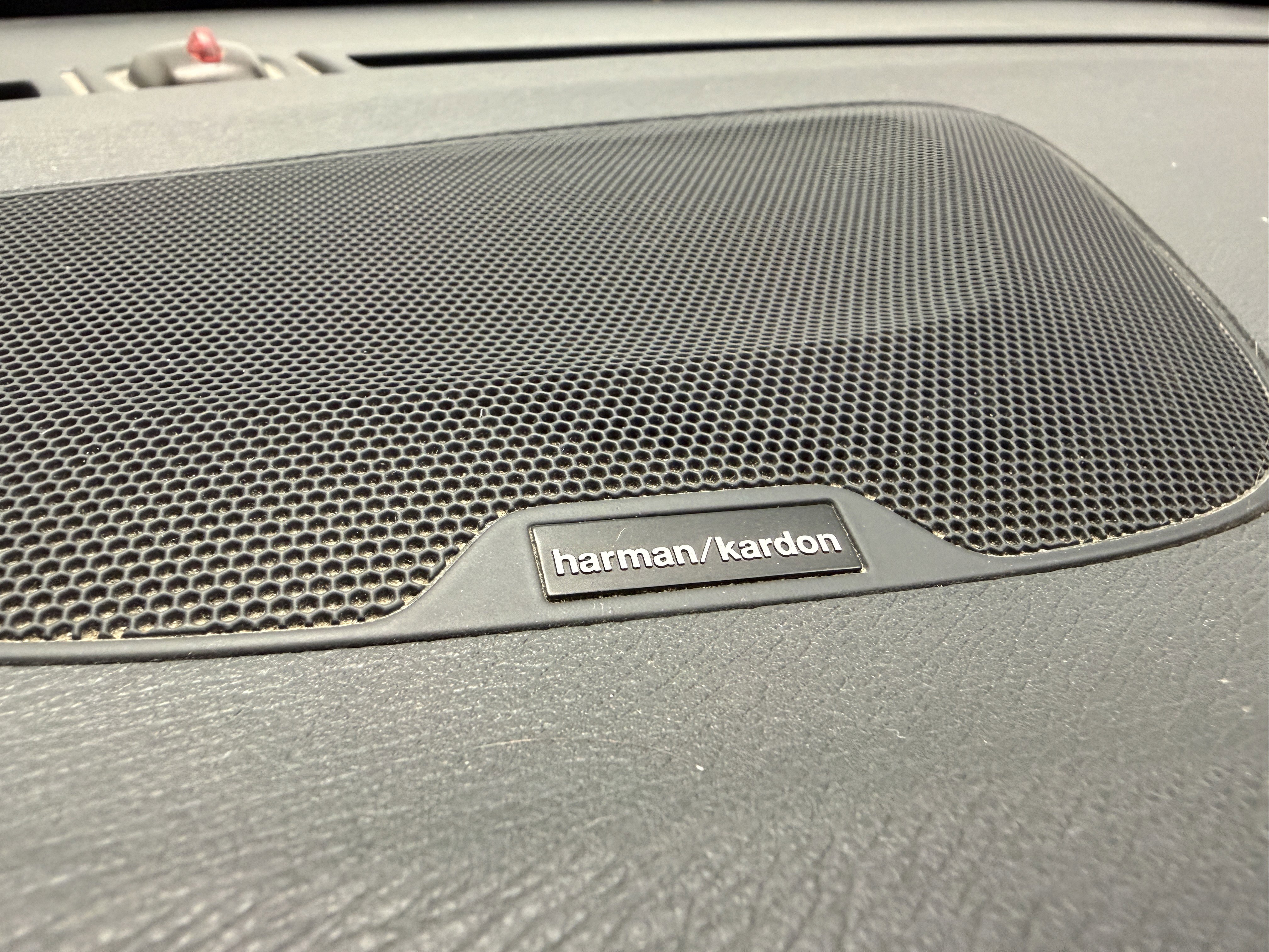 Used 2017 Volvo V60 T6 R-Design Platinum w/ Climate Package image 9