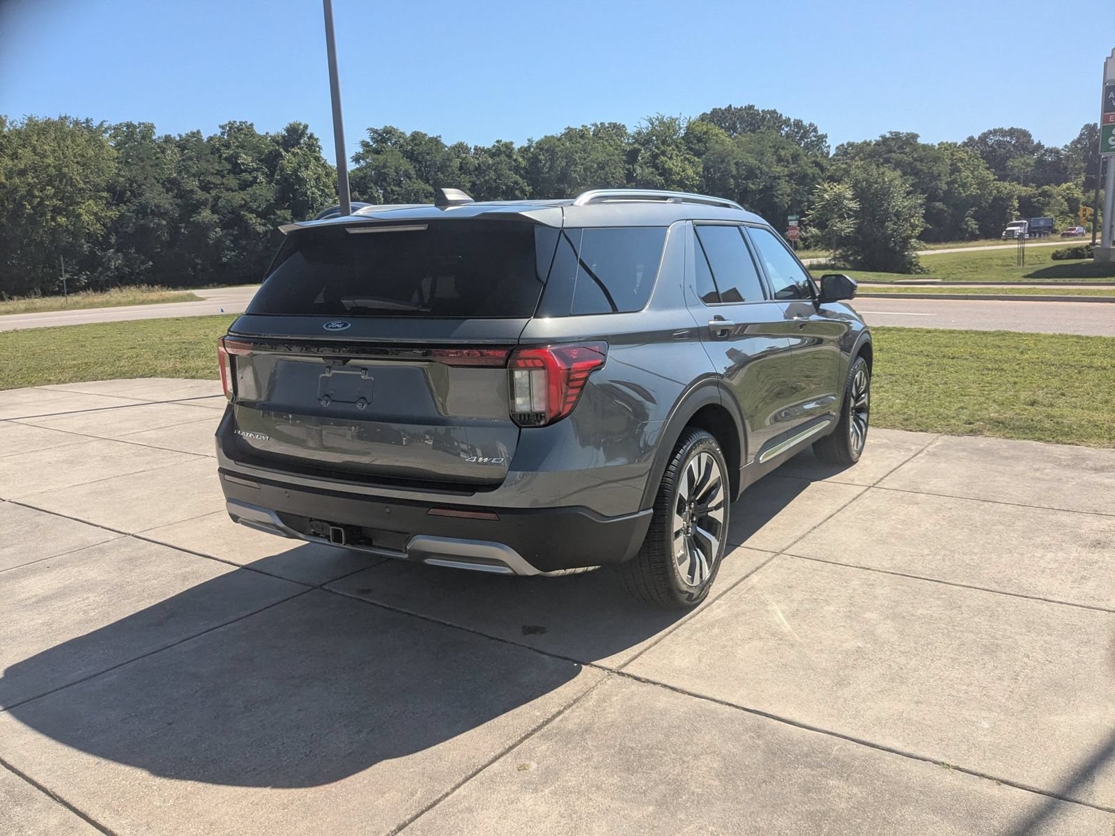 New 2026 Ford Explorer Platinum w/ LUX Leather Package AWD/4WD image 3