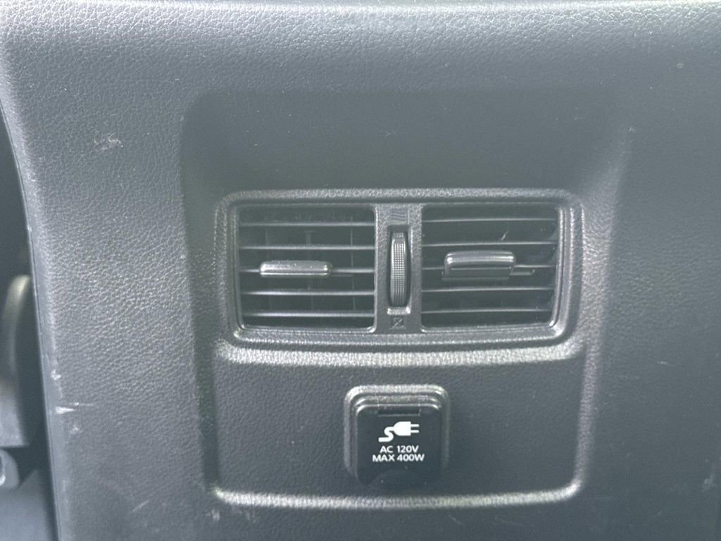 Used 2018 Nissan Titan SV w/ SV Convenience Package RWD image 16