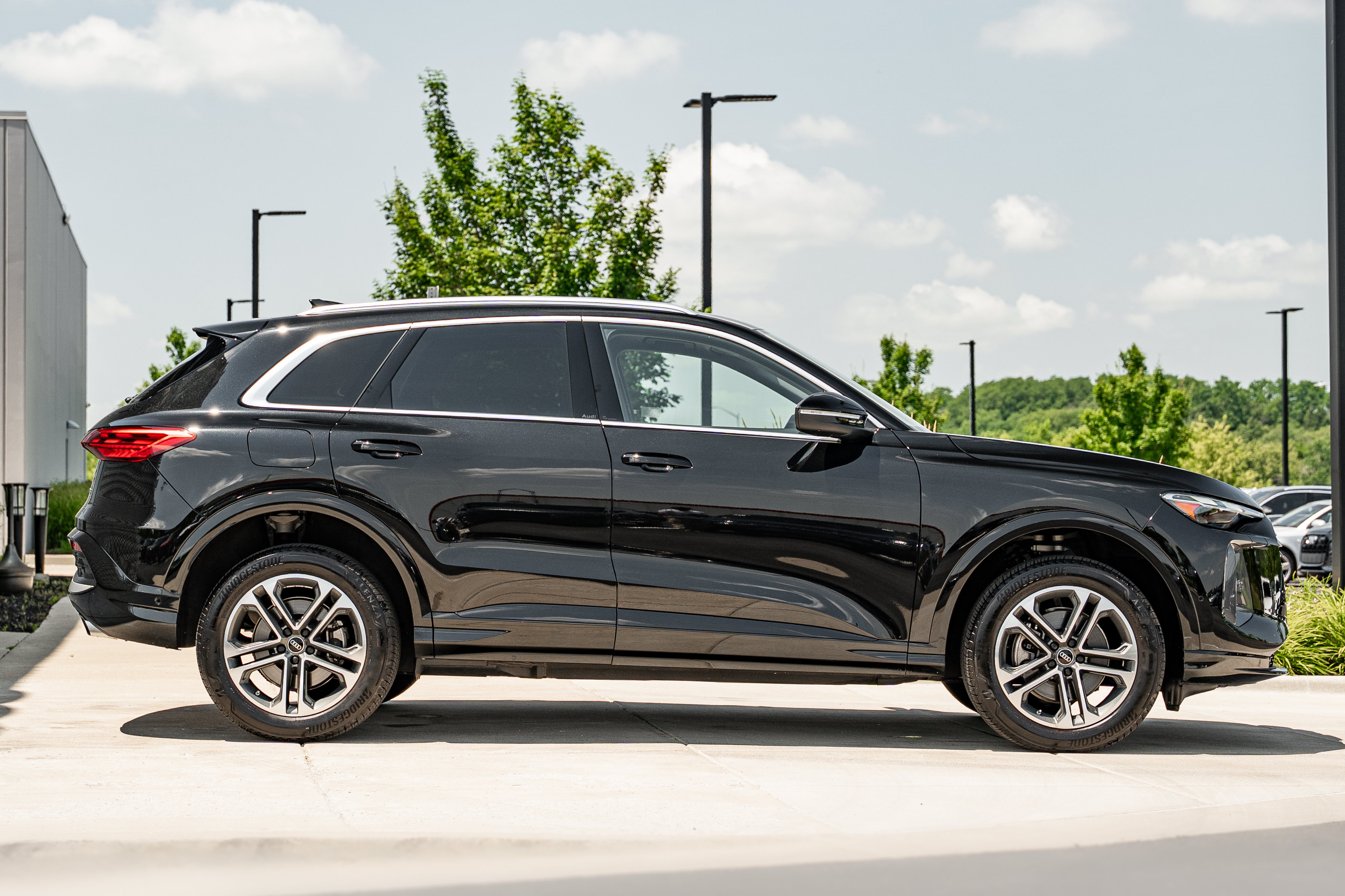 Certified 2025 Audi Q5 Premium w/ Convenience Package AWD/4WD image 3