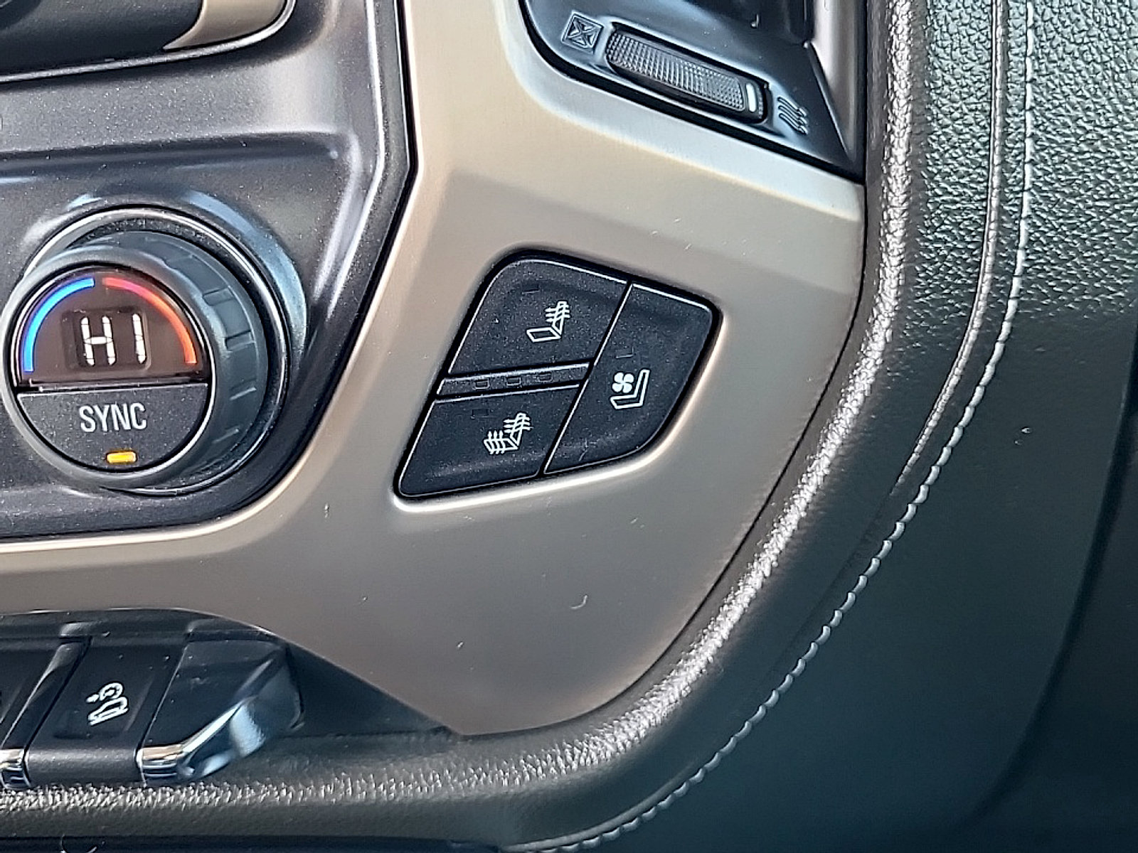 Used 2016 GMC Sierra 1500 Denali w/ Enhanced Driver Alert Package AWD/4WD image 31