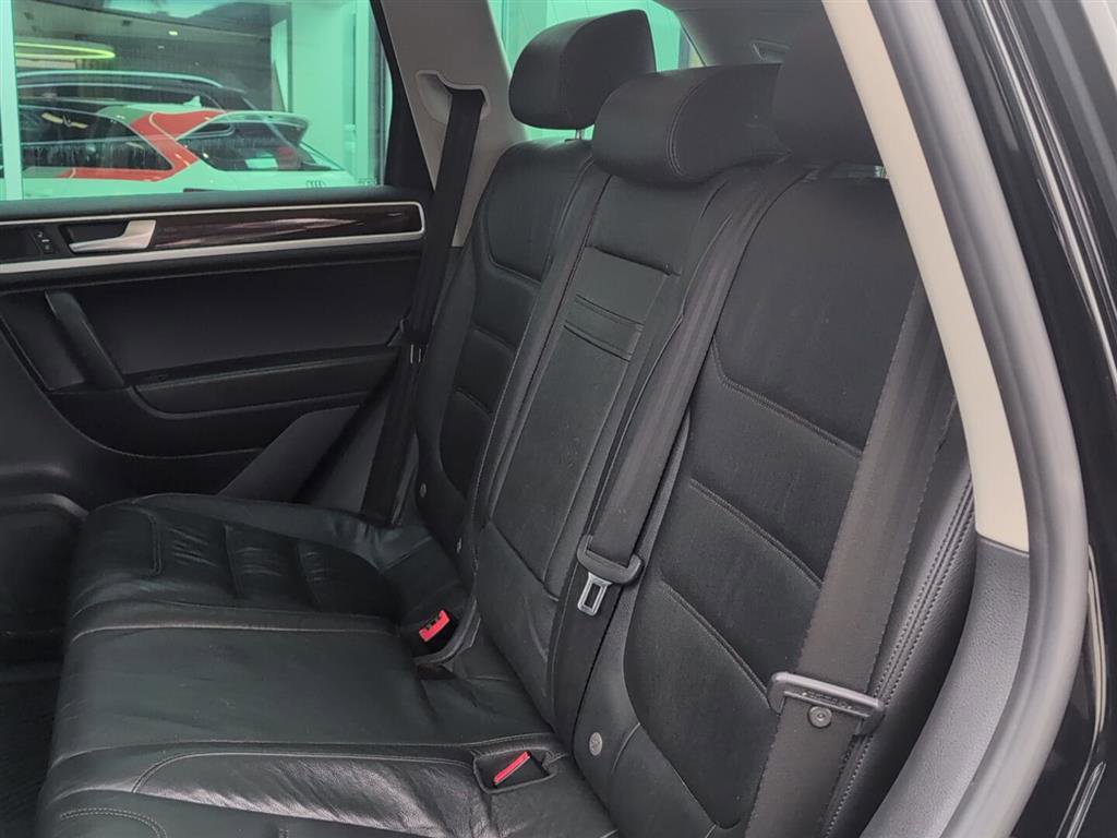 Used 2014 Volkswagen Touareg TDI image 15