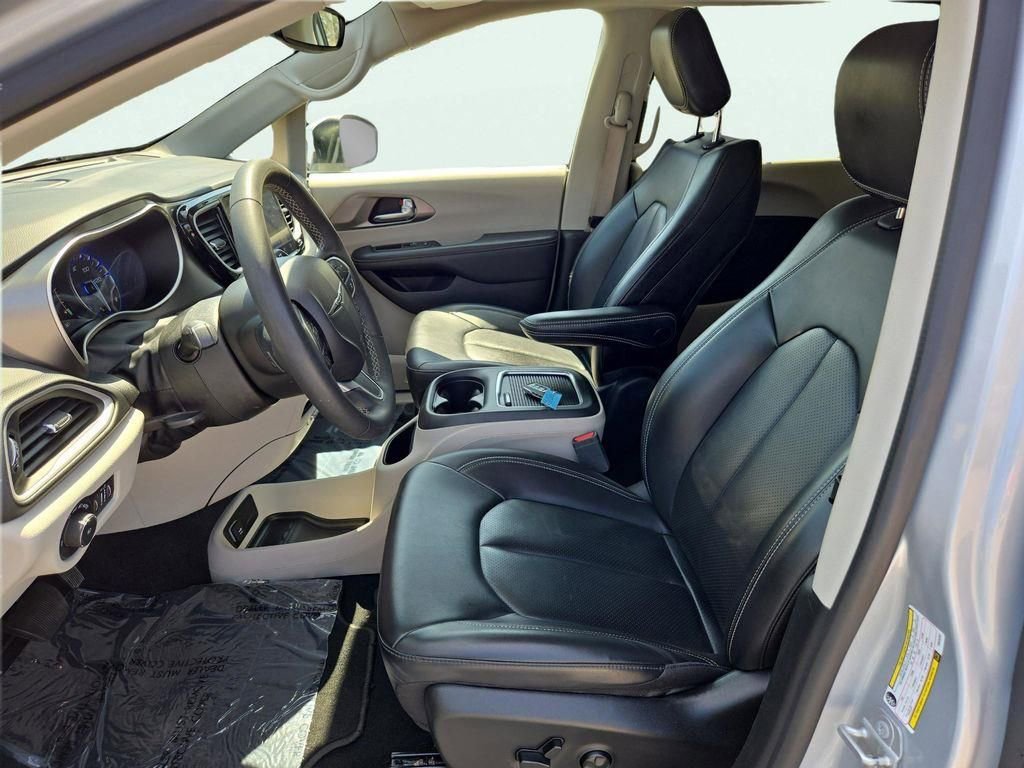 Used 2023 Chrysler Pacifica Touring-L image 17