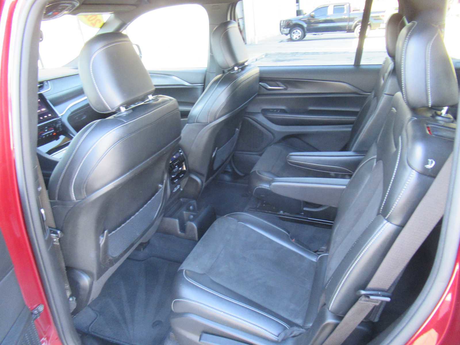 Used 2023 Jeep Grand Cherokee L Laredo image 37