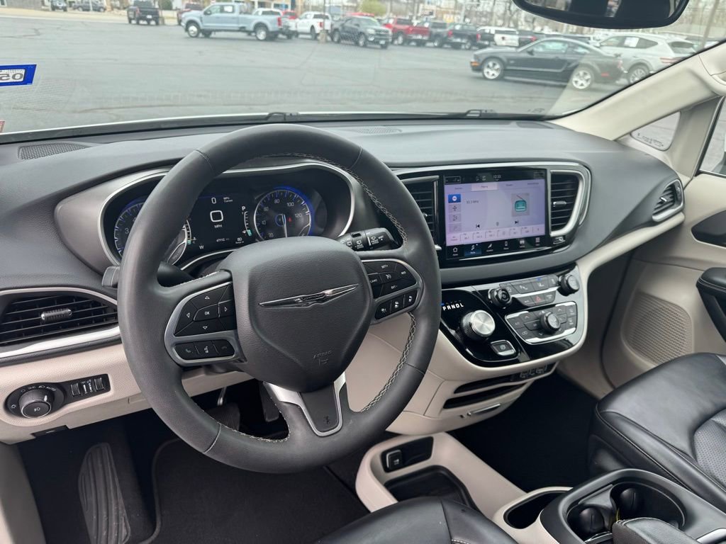 Used 2023 Chrysler Pacifica Touring-L image 7