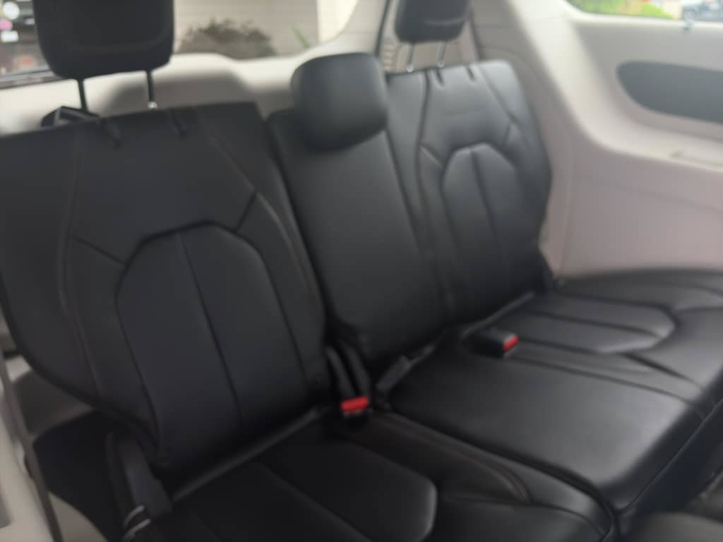 Used 2018 Chrysler Pacifica Touring-L FWD image 21