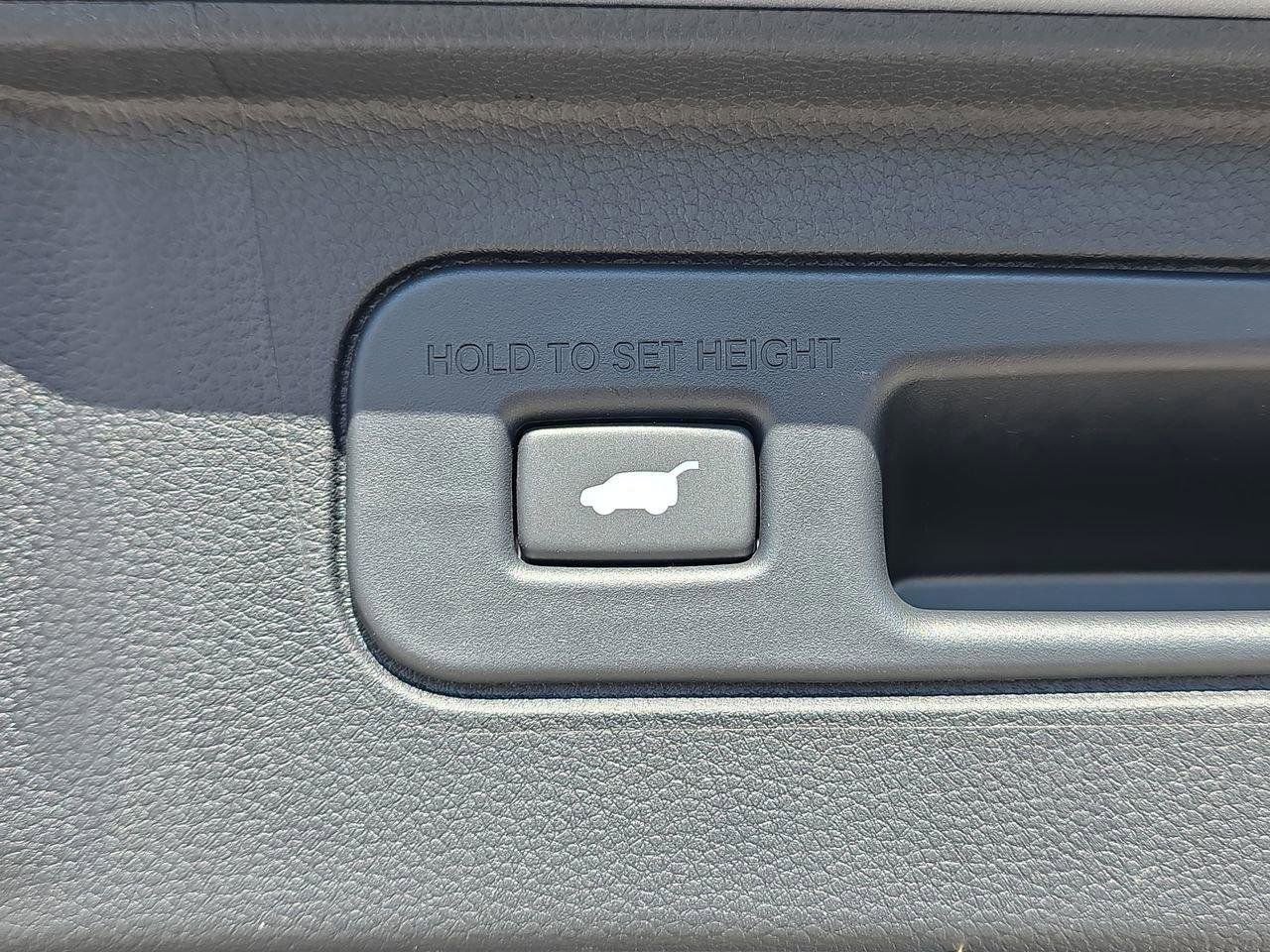 Used 2025 Honda Pilot Touring image 9