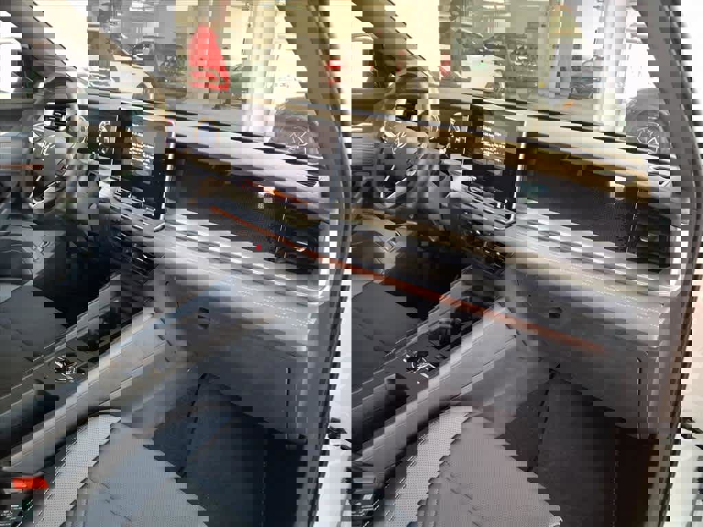 Certified 2025 Volkswagen Tiguan SE R-Line image 22