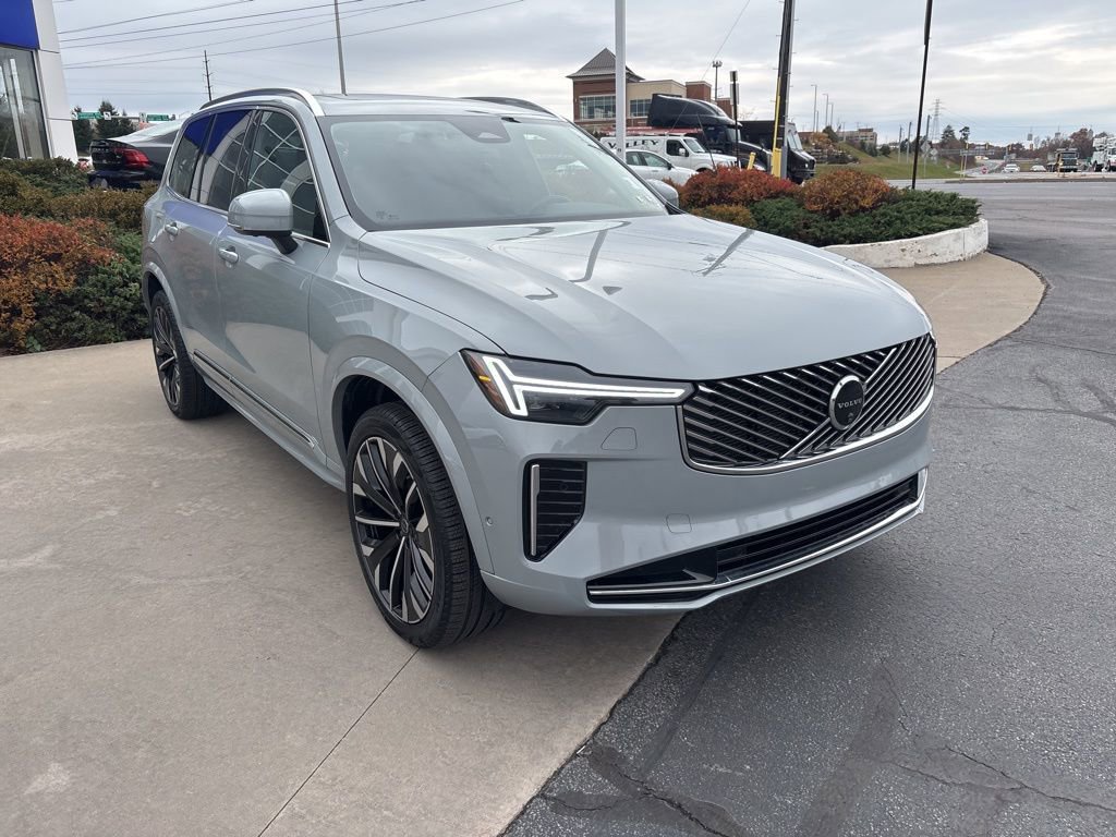 Certified 2025 Volvo XC90 B5 Plus AWD/4WD image 3
