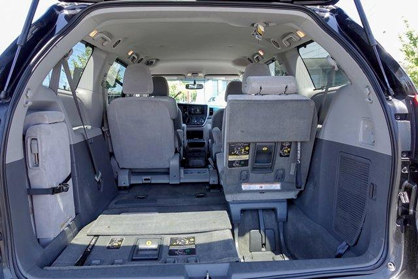 Used 2015 Toyota Sienna LE FWD image 30