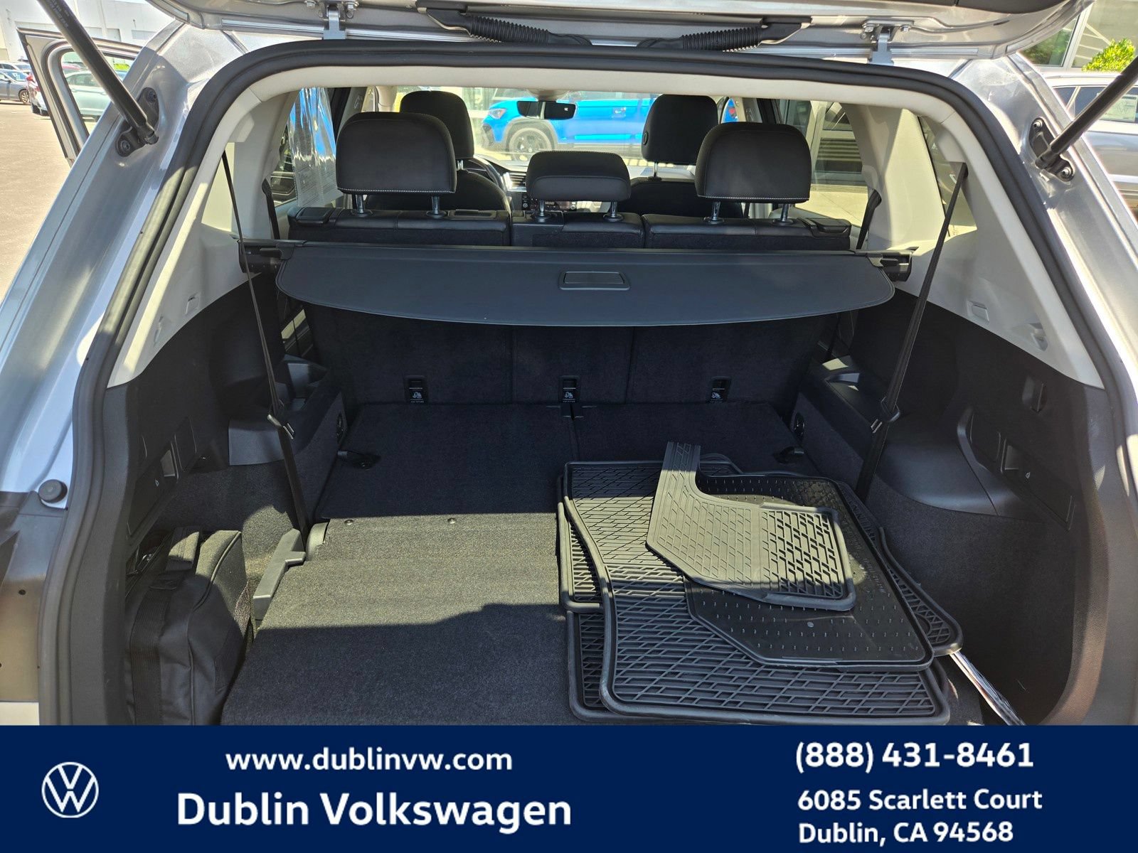 Used 2023 Volkswagen Tiguan SE w/ Panoramic Sunroof Package FWD image 24