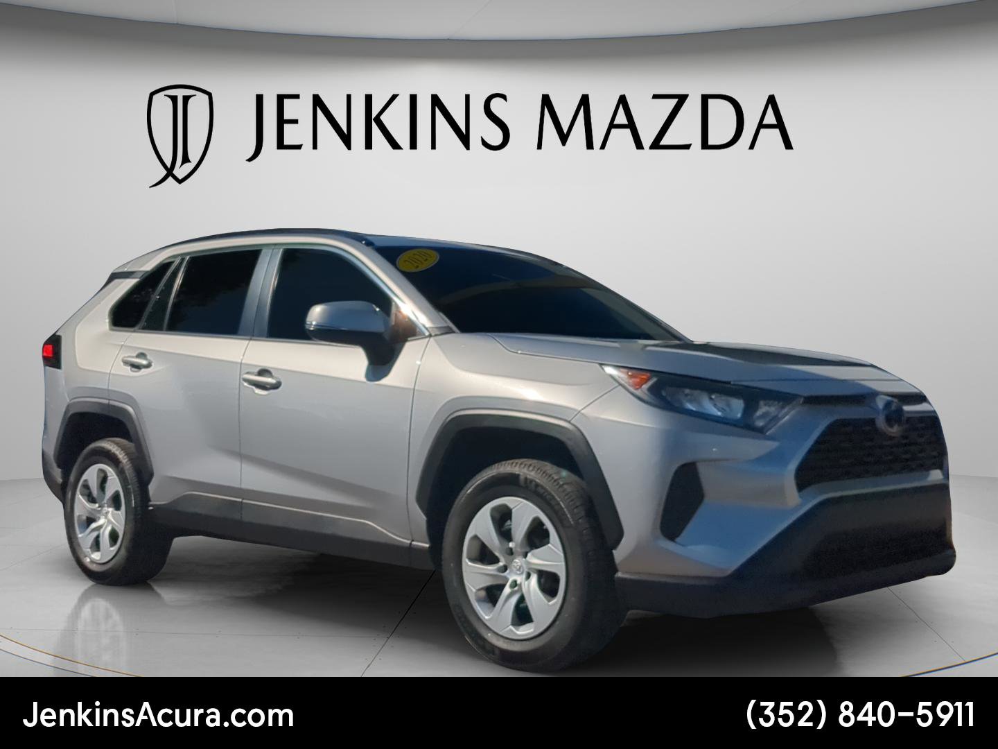 Used 2020 Toyota RAV4 LE video 1