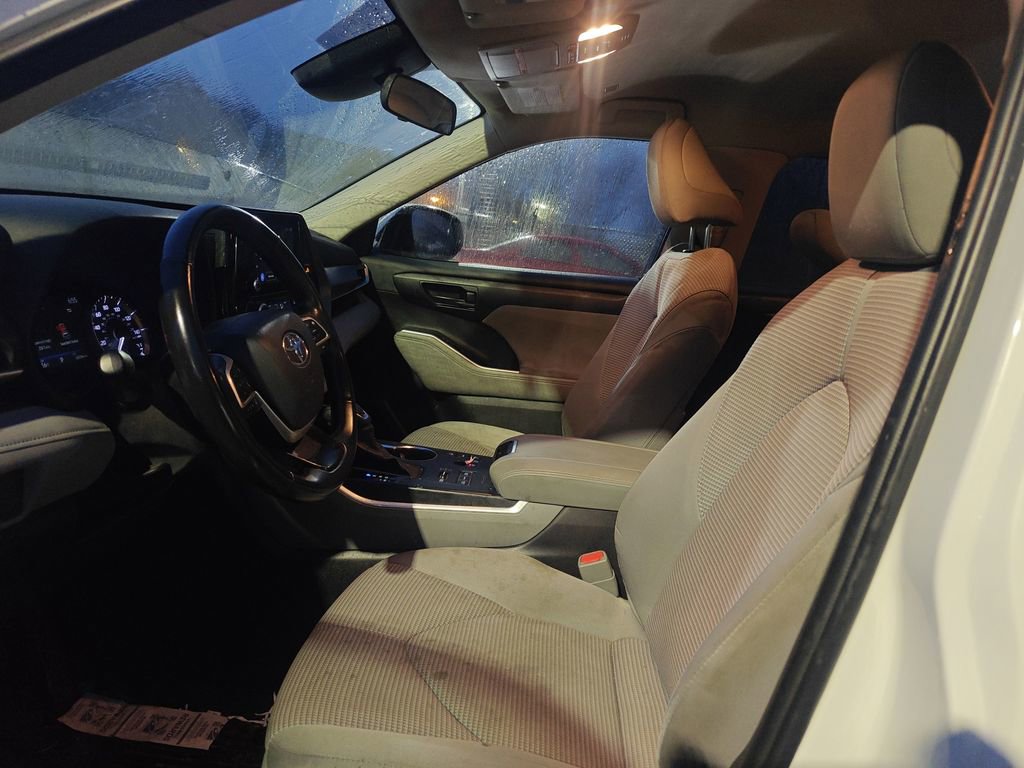 Used 2023 Toyota Highlander LE image 6