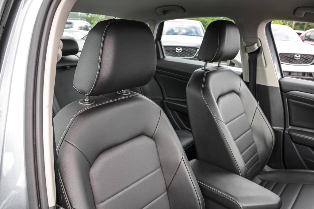 Certified 2023 Volkswagen Jetta SE FWD image 33