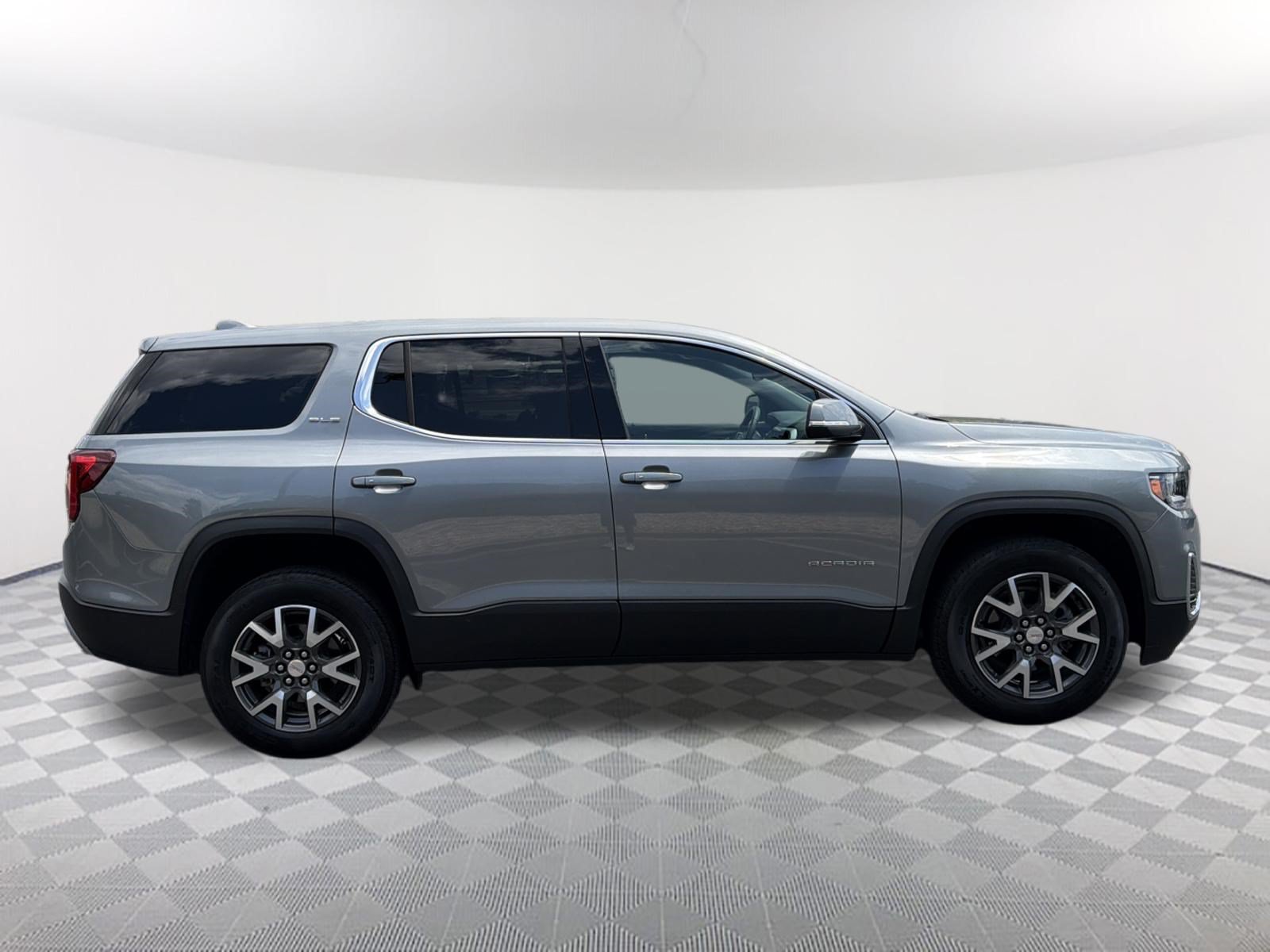Used 2023 GMC Acadia SLE AWD/4WD image 4