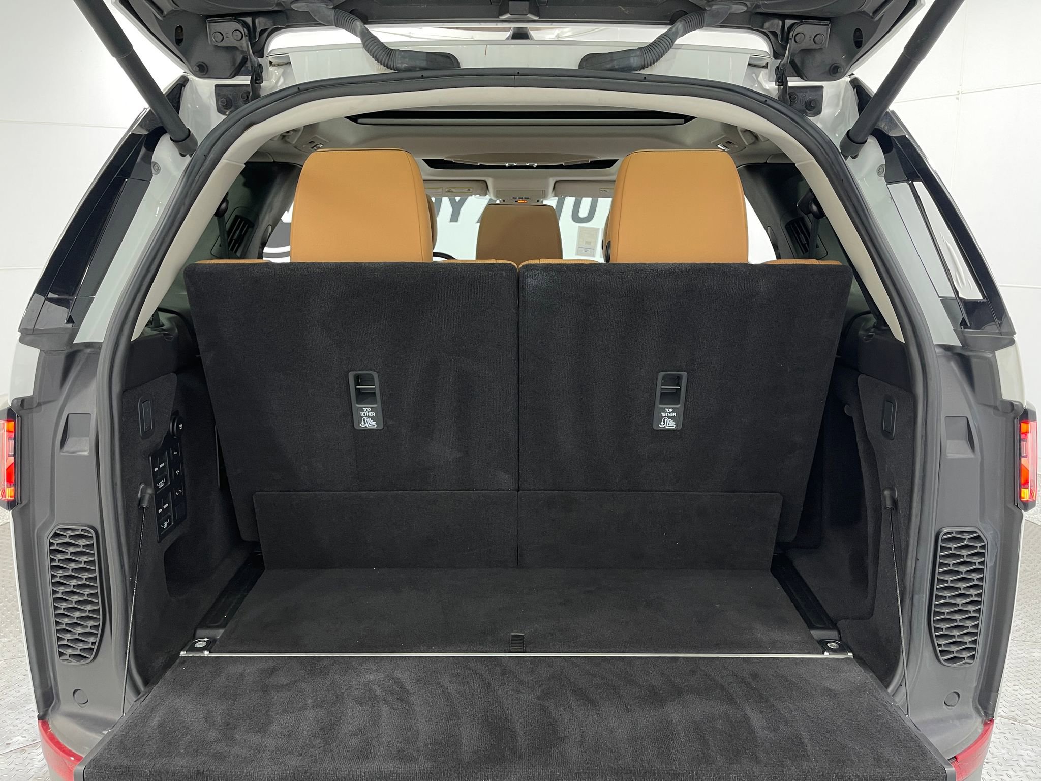 Used 2018 Land Rover Discovery HSE AWD/4WD image 24