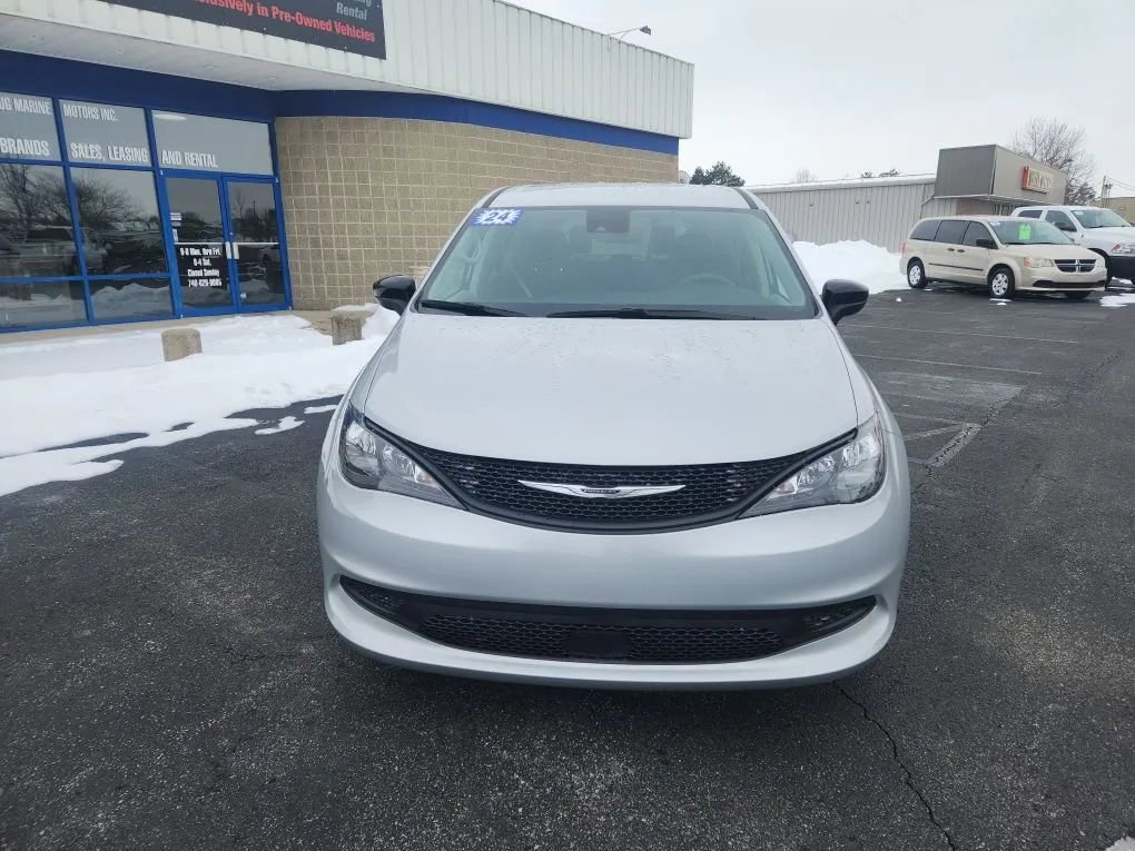 Used 2024 Chrysler Voyager LX image 2