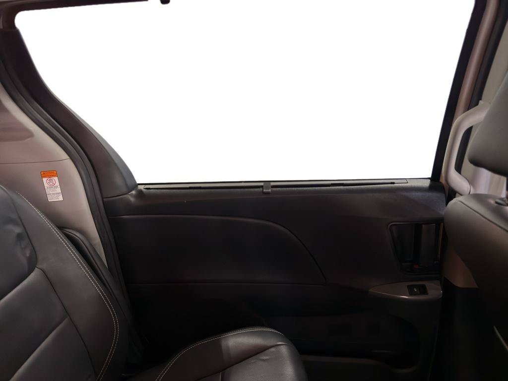 Used 2018 Toyota Sienna SE Premium FWD image 23