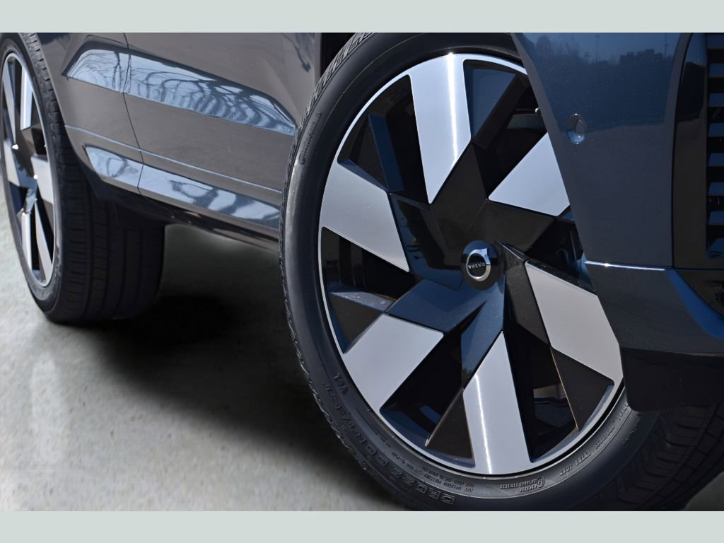 Certified 2025 Volvo XC60 T8 Plus w/ Protection Package Premier image 8