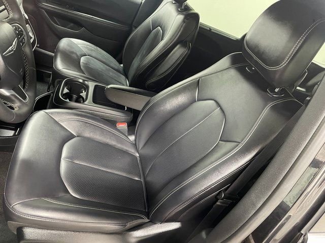 Used 2025 Chrysler Pacifica Select image 11