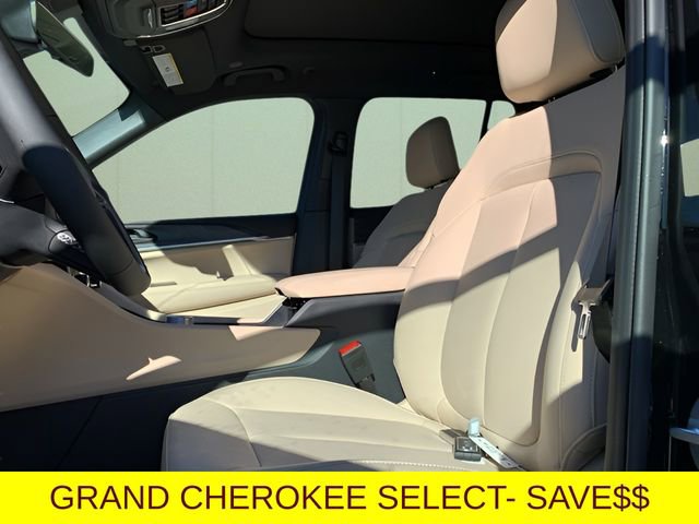 New 2025 Jeep Grand Cherokee Limited w/ Black Appearance Package image 18