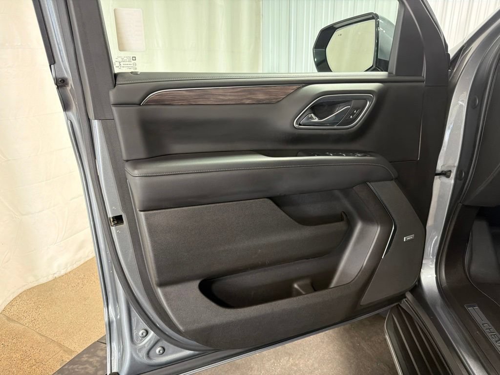 Certified 2021 Chevrolet Tahoe LT w/ Luxury Package AWD/4WD image 4