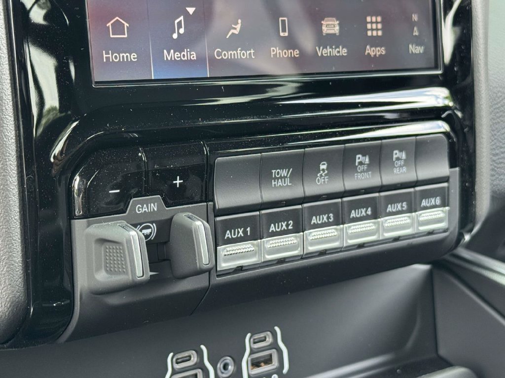 New 2026 RAM 2500 Big Horn AWD/4WD image 18