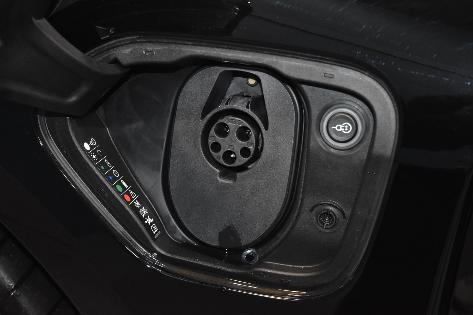 Used 2024 Porsche Taycan image 32