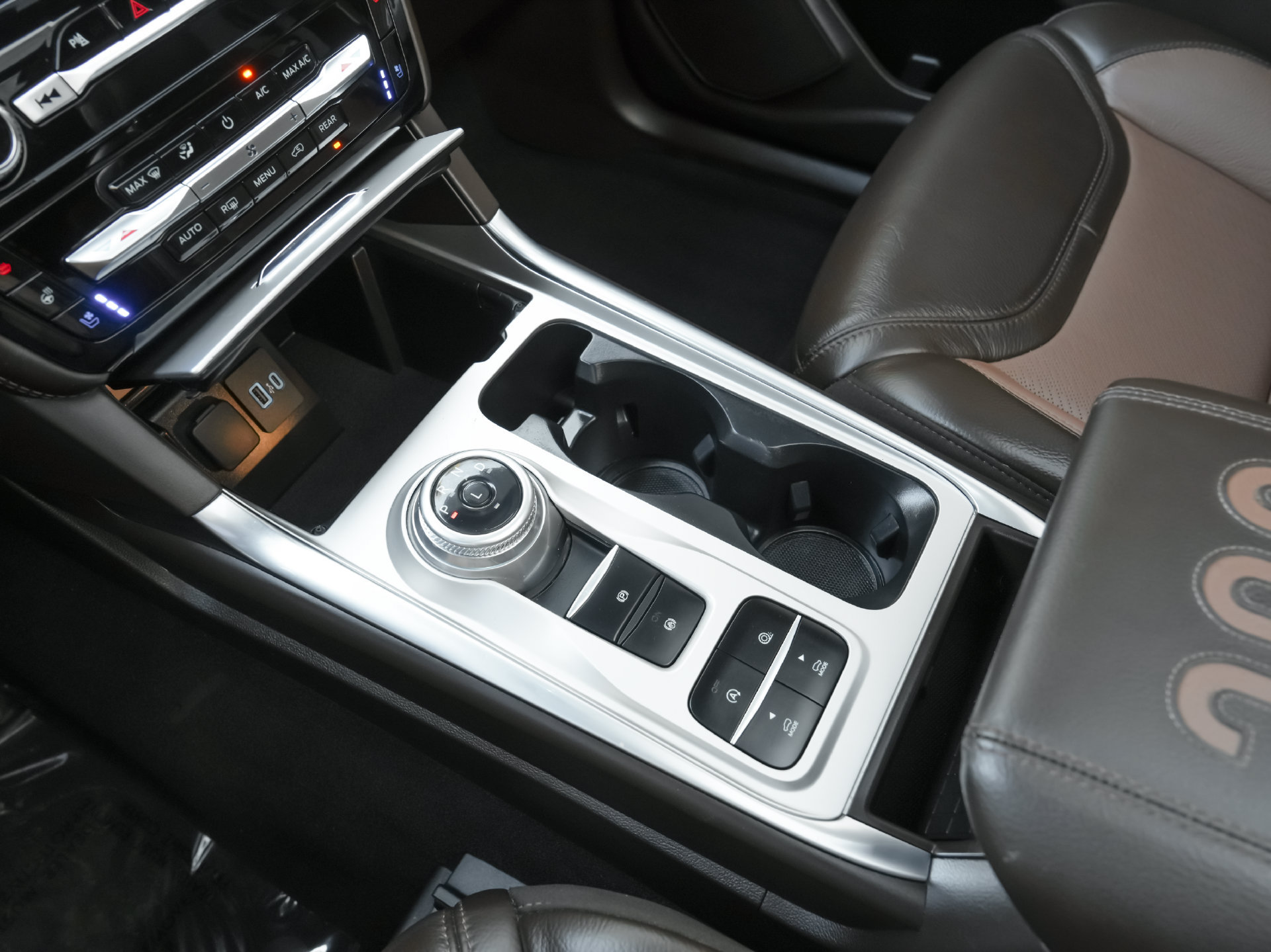 Used 2024 Ford Explorer King Ranch w/ Technology Package RWD image 15