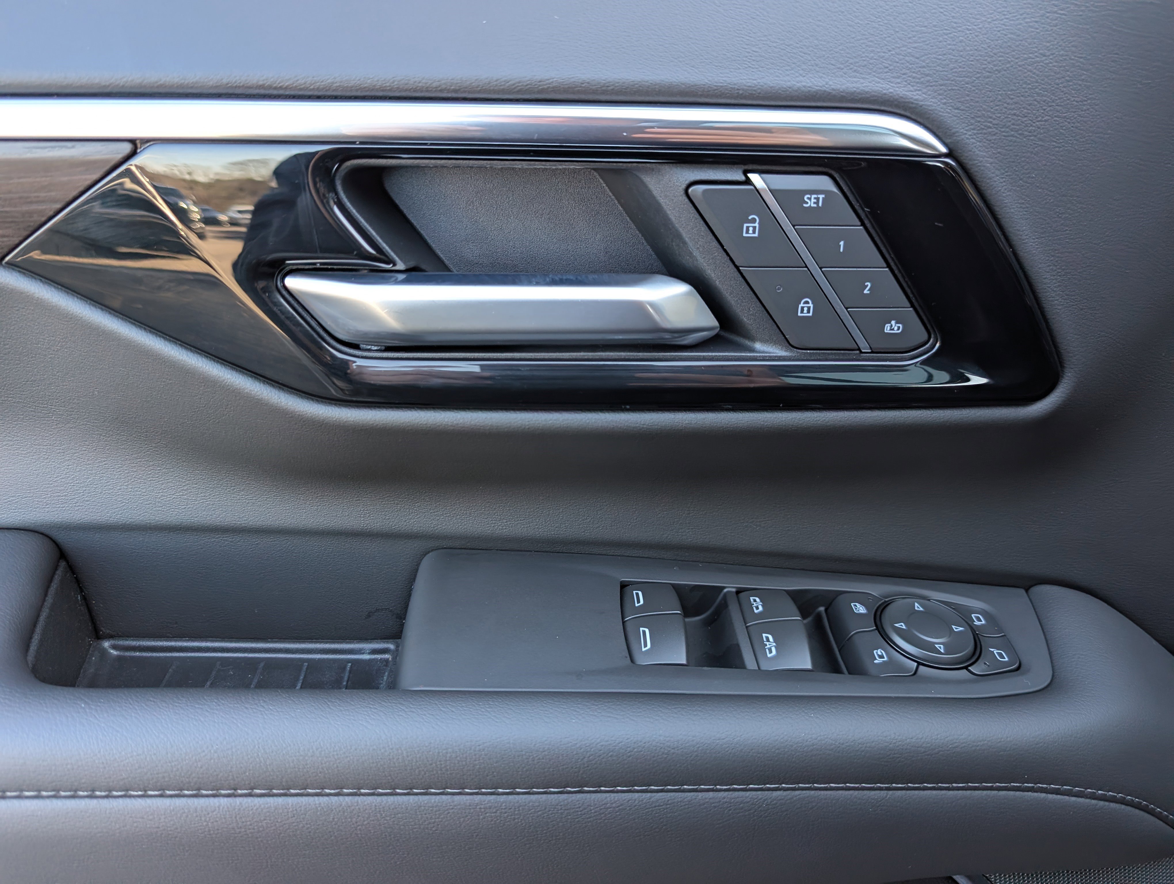 Used 2025 Chevrolet Suburban Z71 w/ Comfort Package image 16