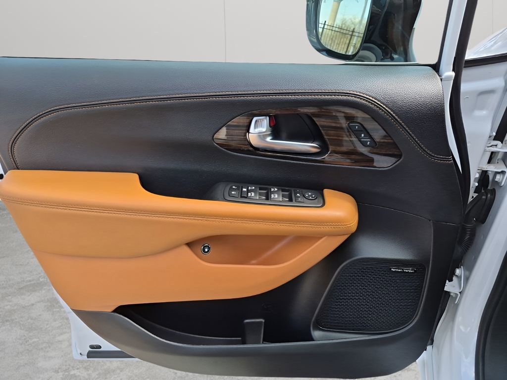Used 2023 Chrysler Pacifica Pinnacle image 26