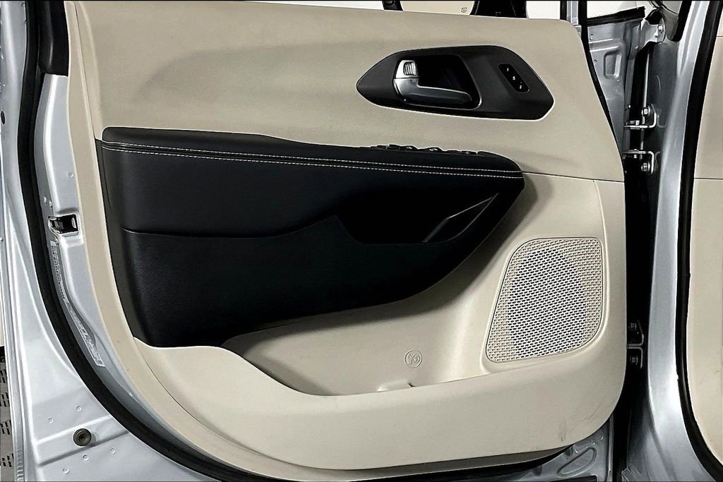 Used 2024 Chrysler Pacifica Touring-L image 24