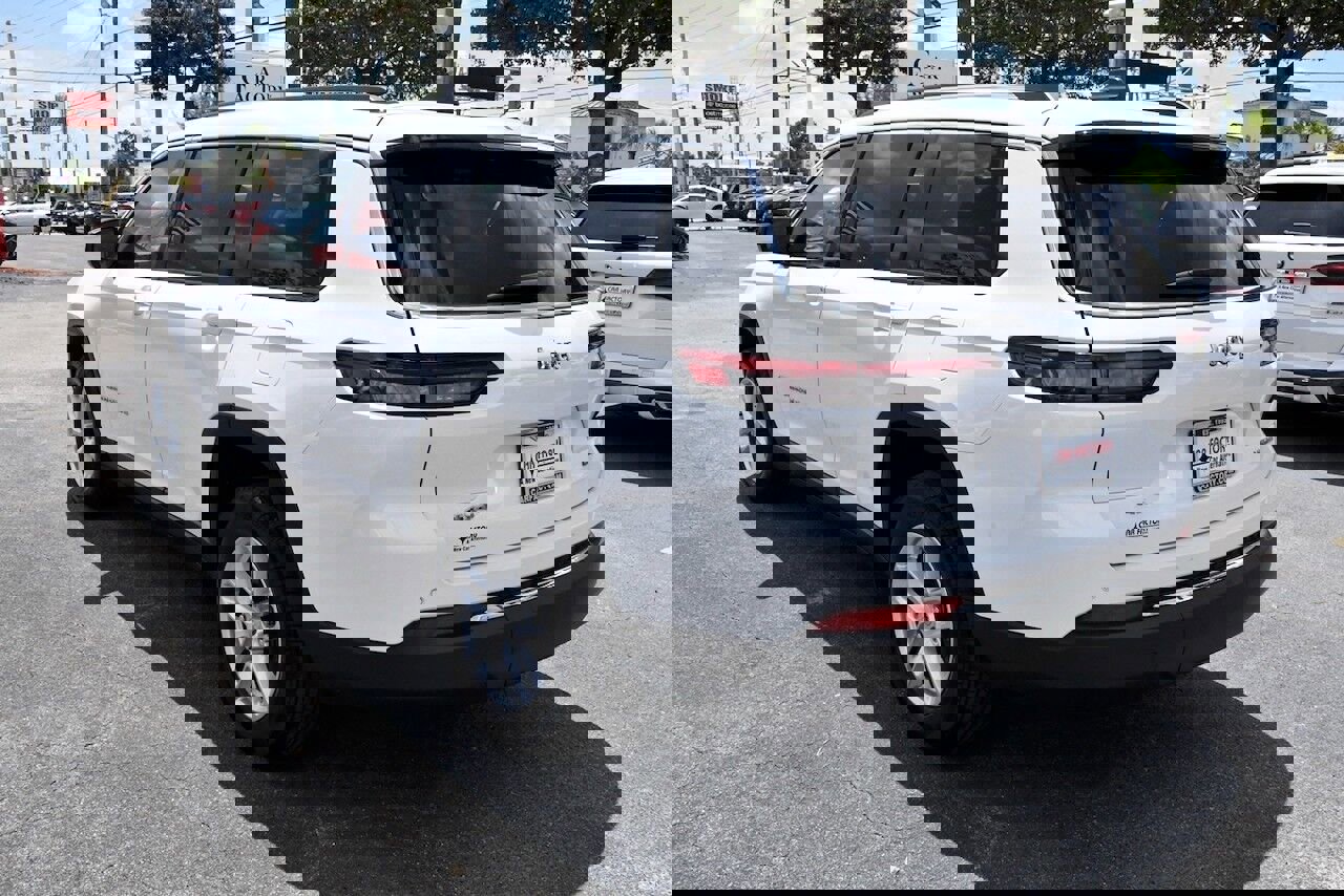 Used 2023 Jeep Grand Cherokee L Laredo image 4