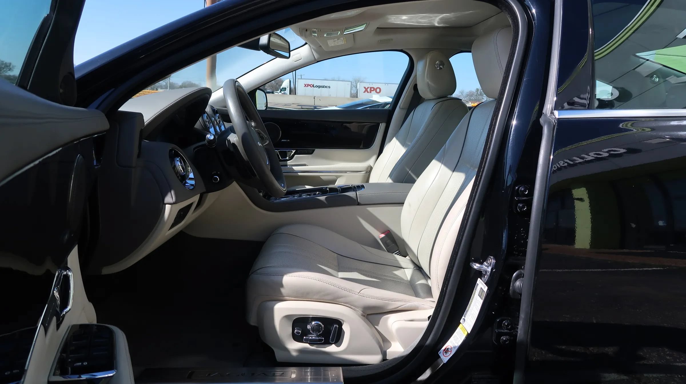 Used 2017 Jaguar XJ R-Sport RWD image 14