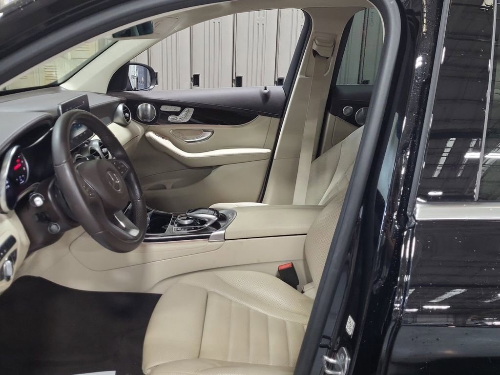 Used 2017 Mercedes-Benz GLC 300 4MATIC image 3