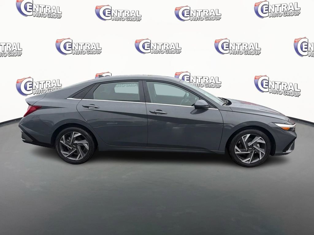 Certified 2025 Hyundai Elantra SEL image 4