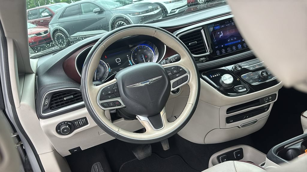 Used 2017 Chrysler Pacifica Limited FWD image 13