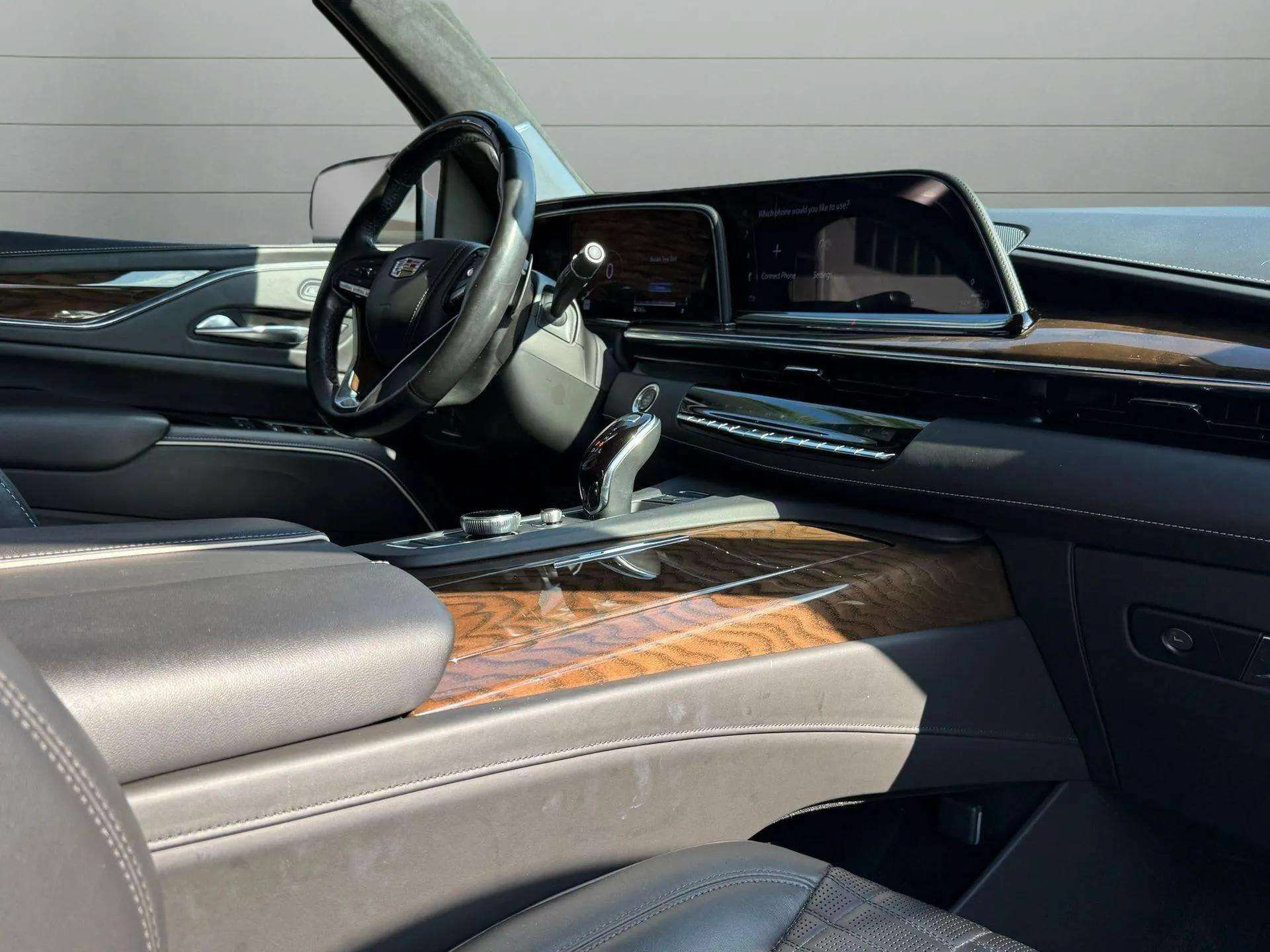 Used 2023 Cadillac Escalade Sport Platinum RWD image 2