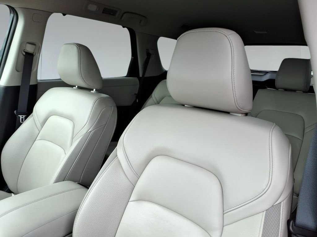 Used 2025 Nissan Pathfinder SL AWD/4WD image 15