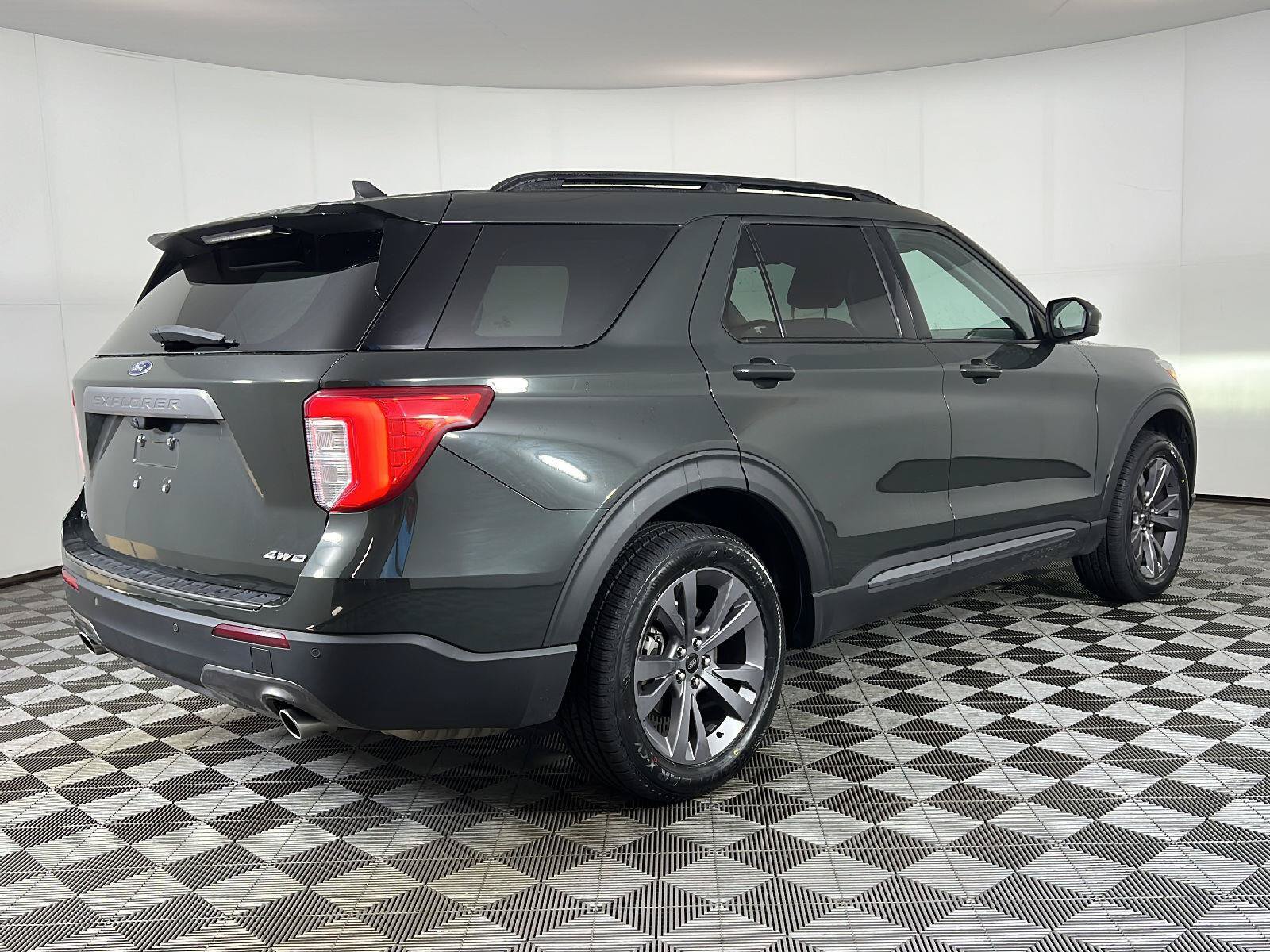 Used 2022 Ford Explorer XLT w/ Equipment Group 202A AWD/4WD image 5