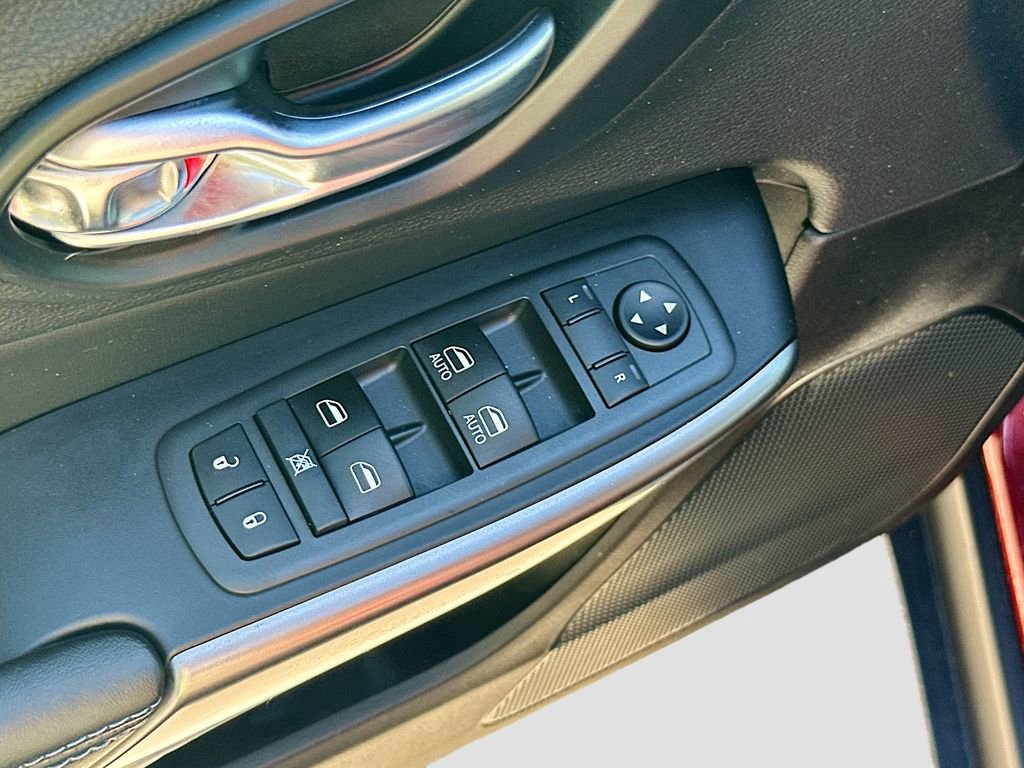 Used 2020 Jeep Cherokee Latitude w/ Cold Weather Group AWD/4WD image 17