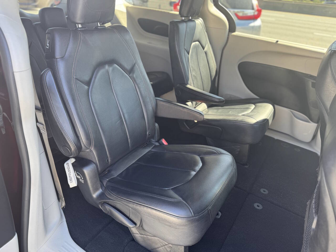 Used 2019 Chrysler Pacifica Touring-L FWD image 17