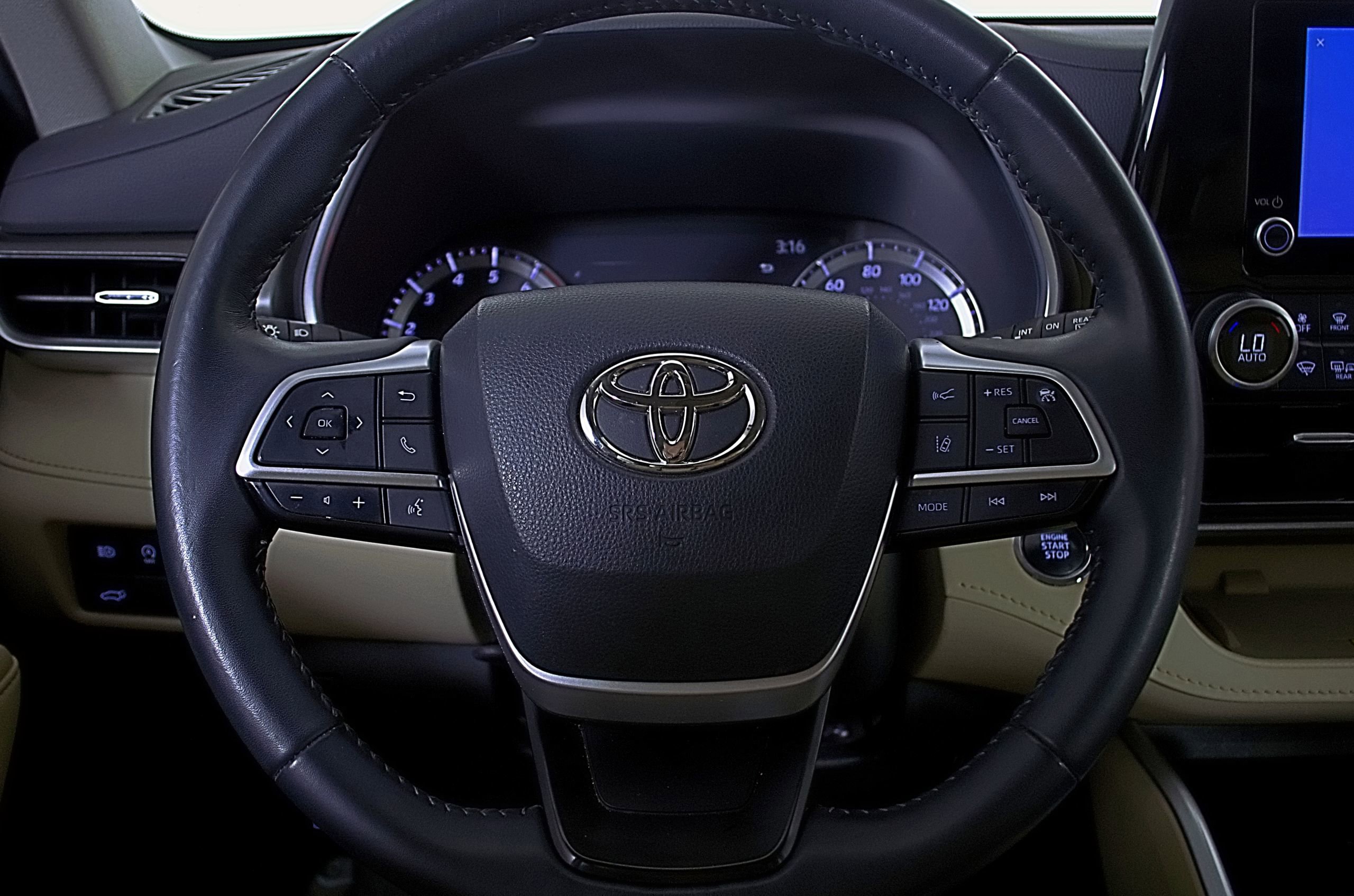 Used 2023 Toyota Highlander XLE image 25